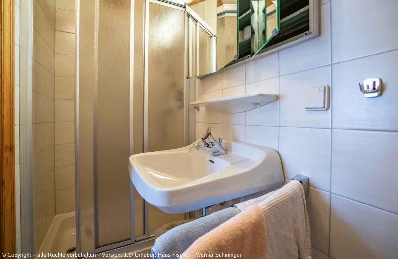 Eines unserer Badezimmer mit Waschbecken, Alibert, WC und Dusche mit Duschwand.