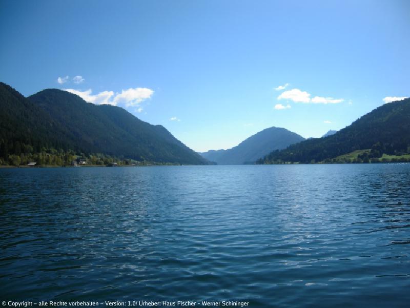 Blick auf den Weissensee mit den Bergen im Hintergrund.