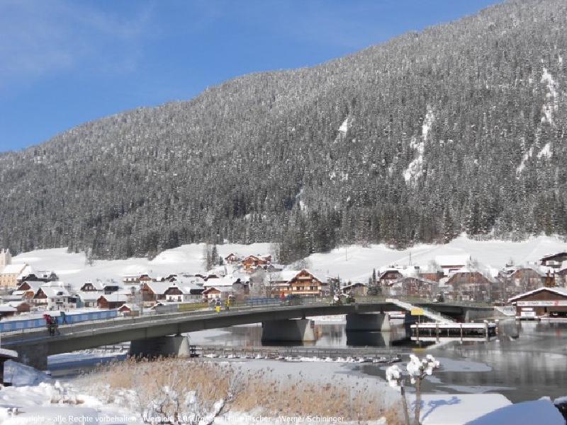 Blick auf die Brücke am Weissensee im Winter.
